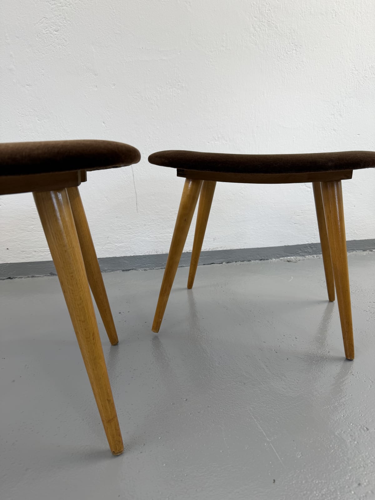 Párové retro stoličky / taburety, bruselský styl, 60.–70. léta — fotka 3