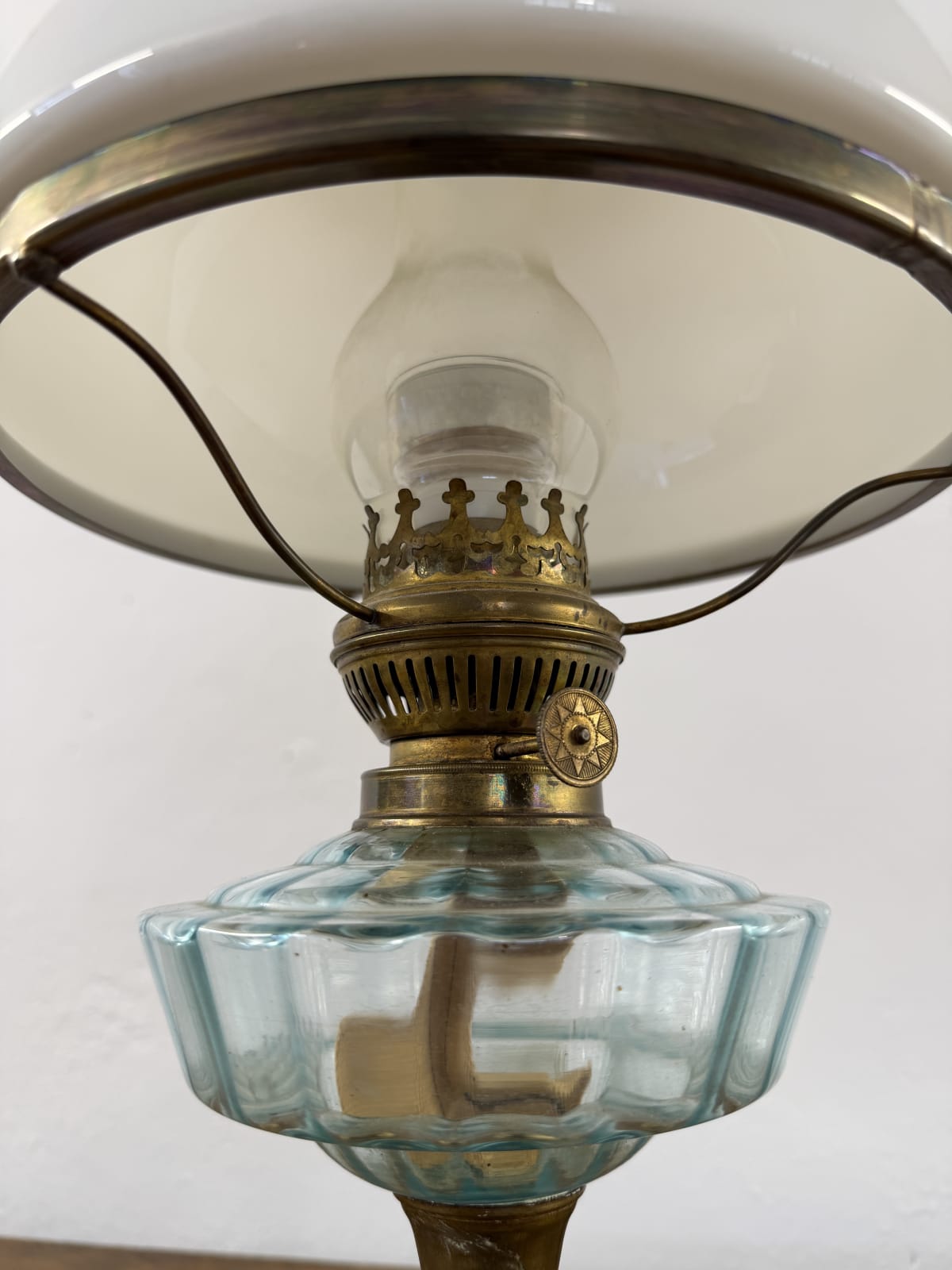 Starožitná mosazná petrolejová lampa s opálovým širmem, přelom 19. a 20. století — fotka 2