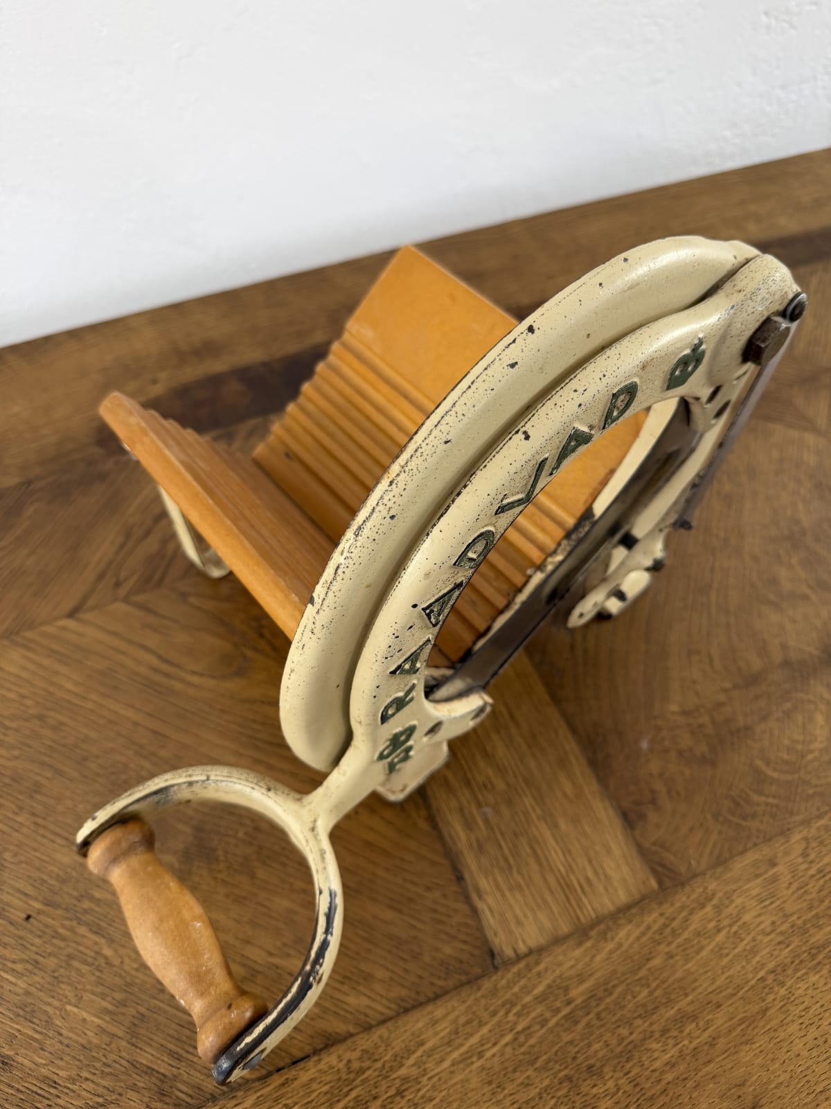 Retro litinový kráječ na chléb Raadvad Model 294 — fotka 2