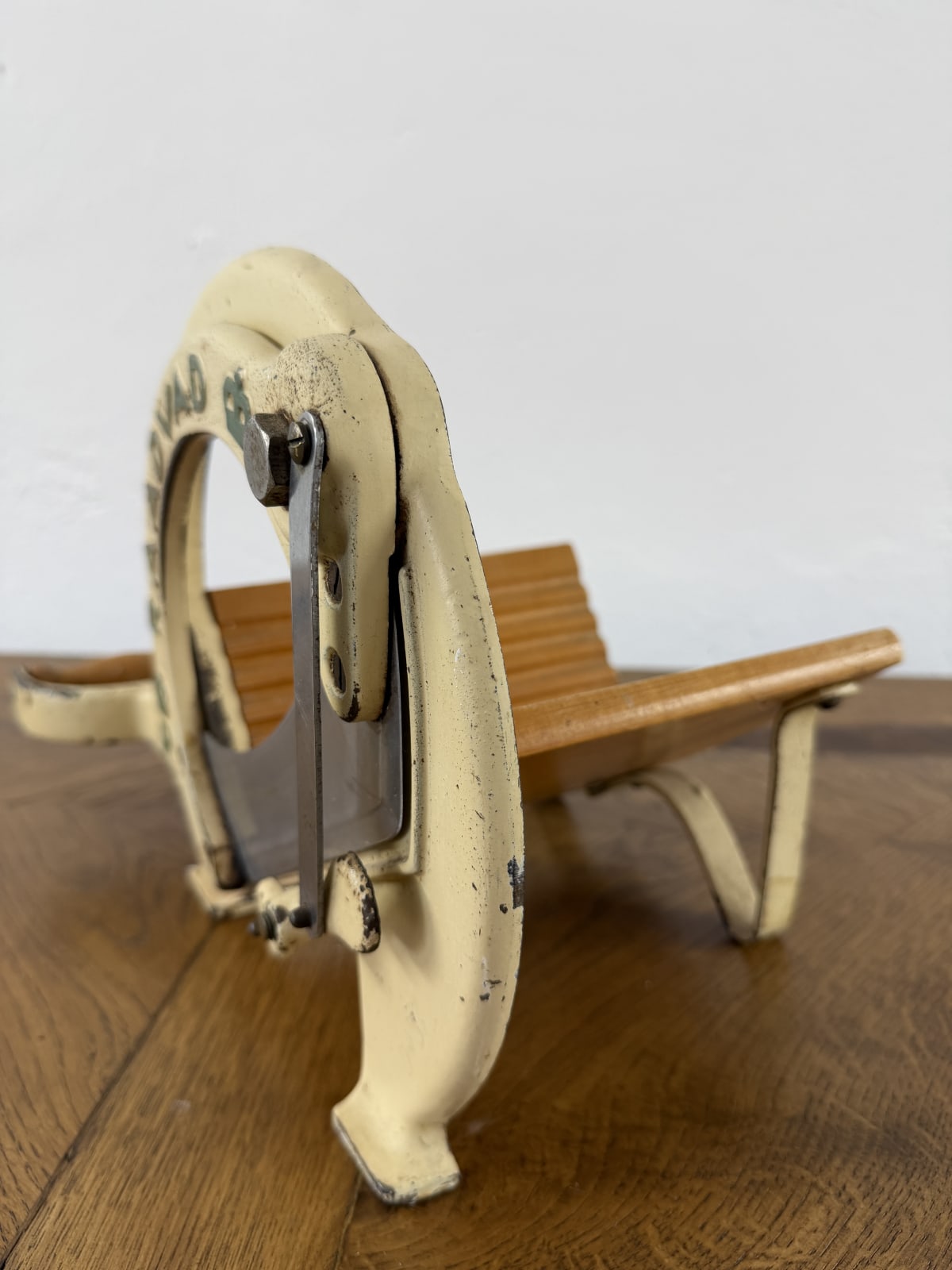 Retro litinový kráječ na chléb Raadvad Model 294 — fotka 3