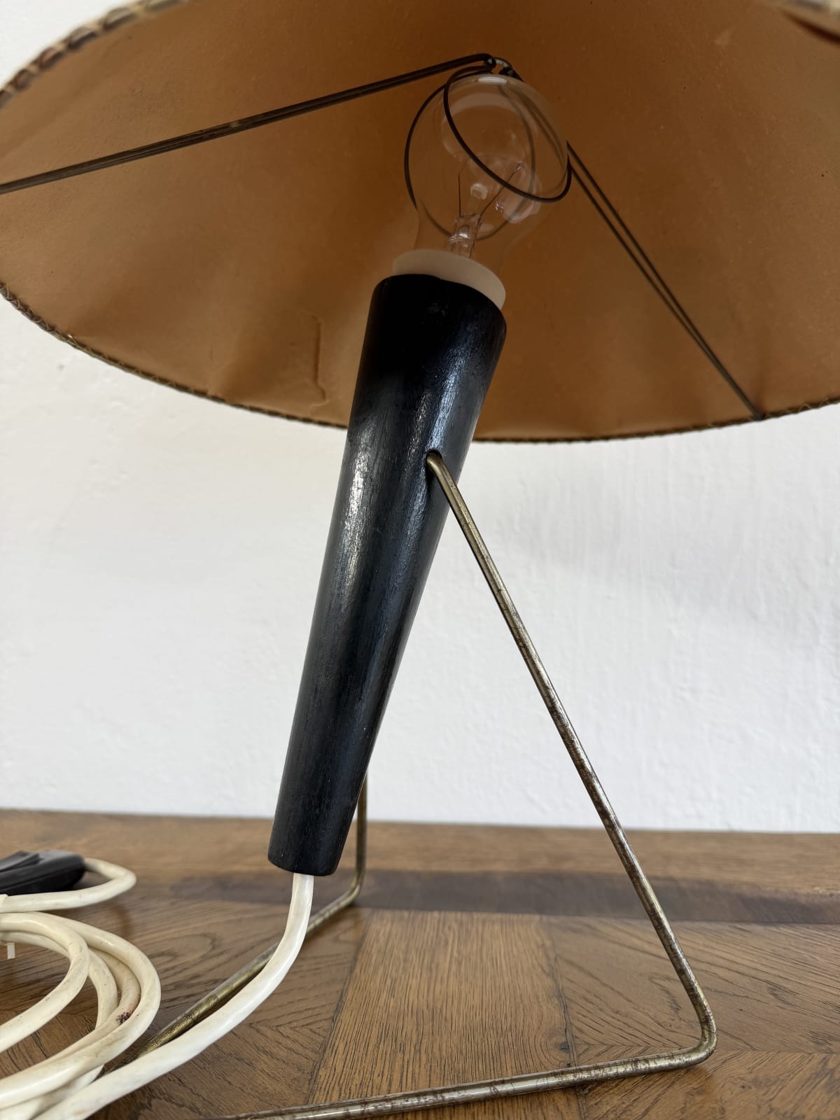 Retro stolní lampička s pergamenovým stínidlem, 50. léta — fotka 2