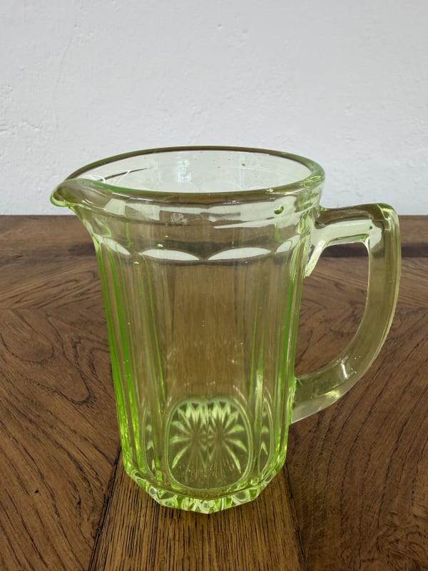 Starožitný džbán z uranového skla, Art Deco, 20.–40. léta