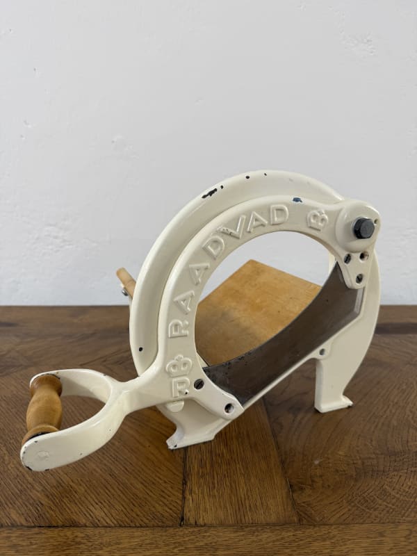 Retro litinový kráječ na chléb Raadvad Model 294
