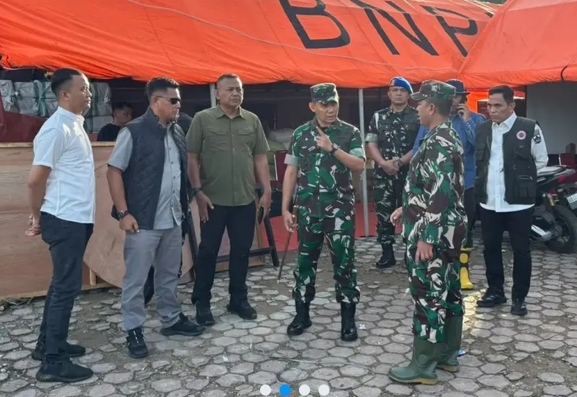 Danrem Aji Mimbarno dan Dandim Sugeng Riyadi Tetap di Lapangan hingga Malam, Respons Cepat TNI AD Tangani Galodo Solok