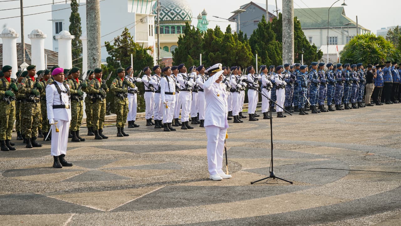 Peringati HUT ke-81 TNI, Wadan Kodaeral IX Pimpin Ziarah di TMP Kapahaha Tantui