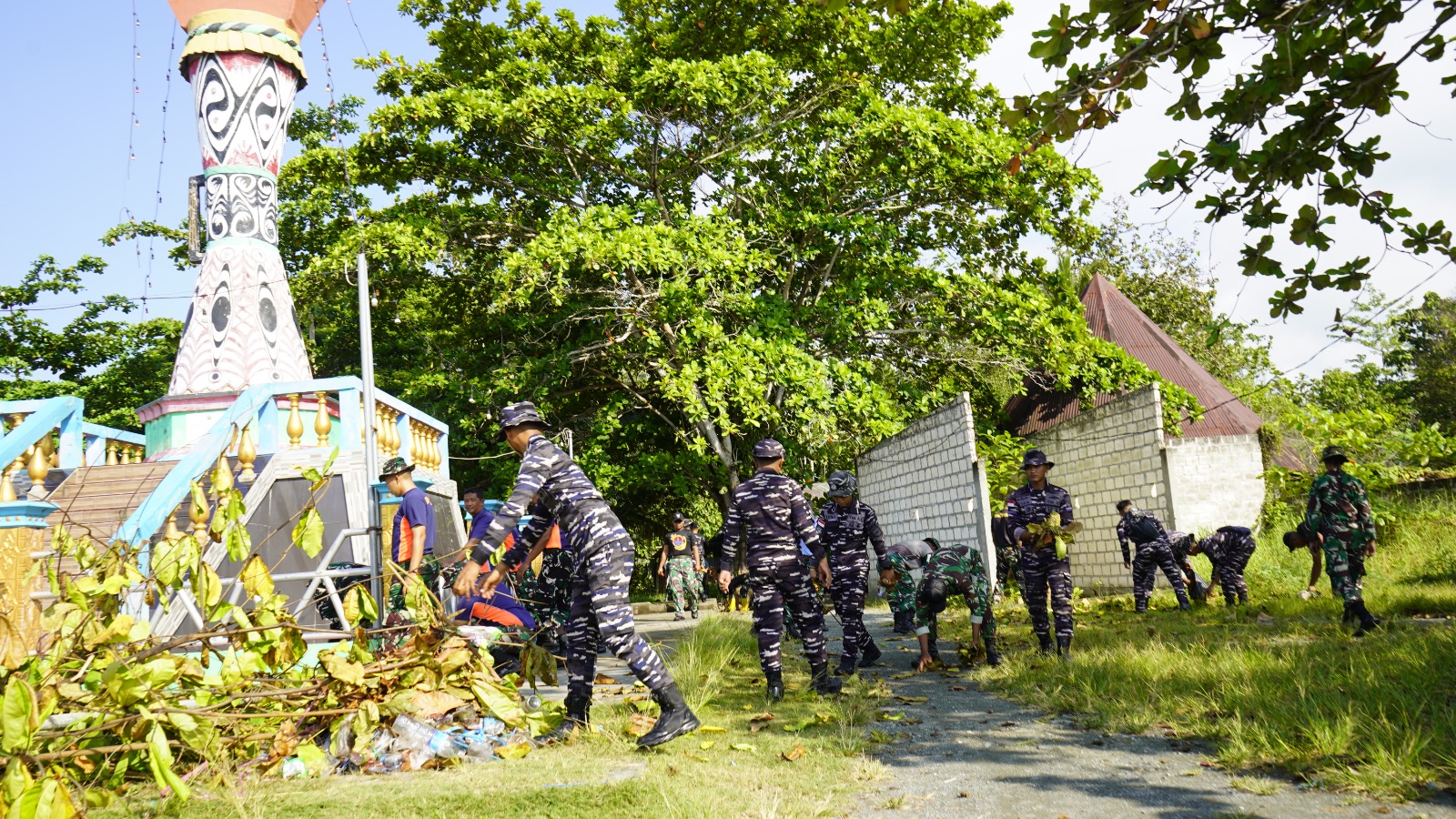 Kodaeral X Perkuat Sinergi TNI, Bersih-Bersih Danau Sentani dan Pasar Lama Sentani dalam Karya Bakti "TNI Peduli Sampah"