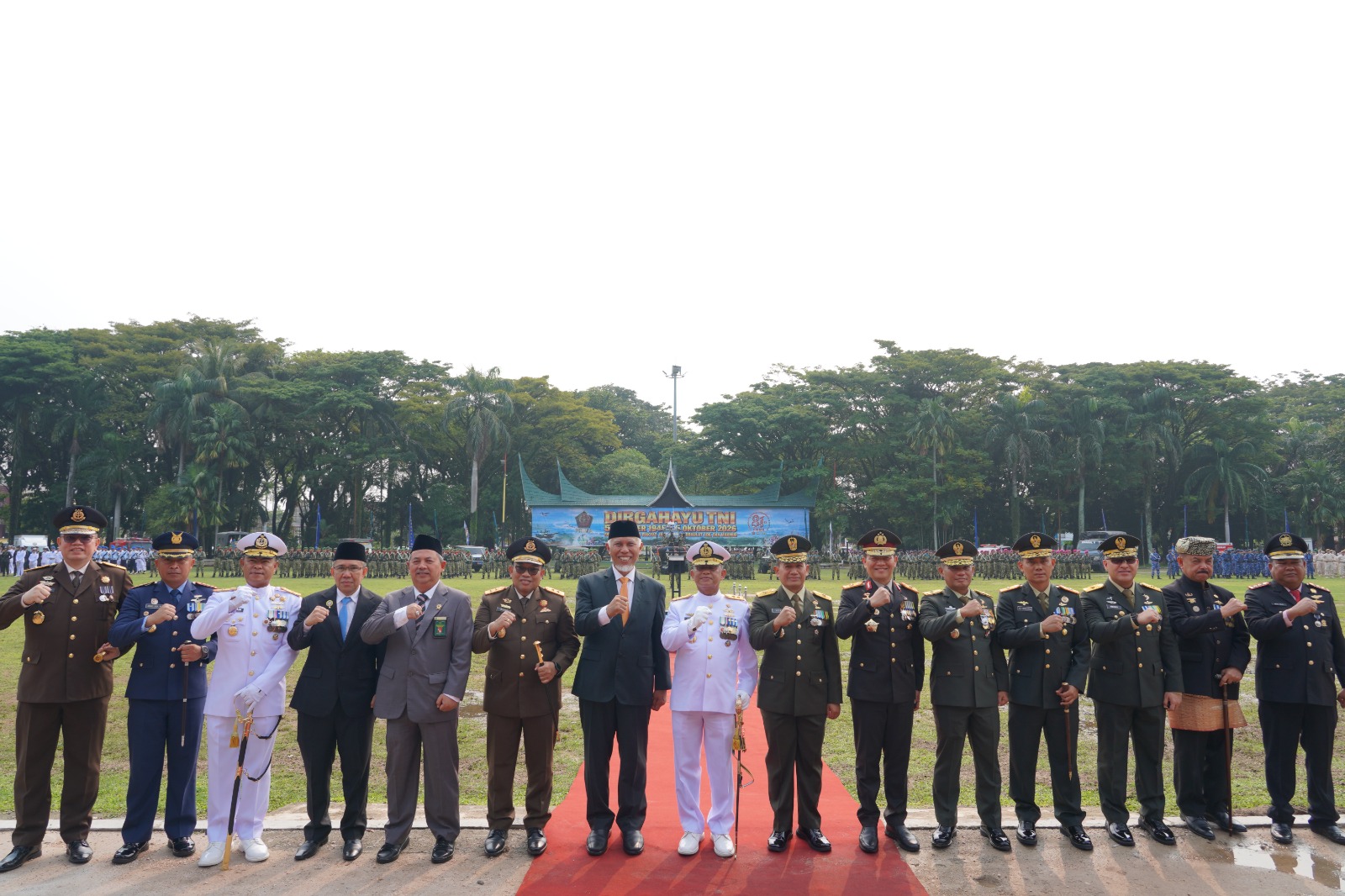 KOBARKAN SEMANGAT PERSATUAN, HUT KE-81 TNI DIPERINGATI DI LAPANGAN IMAM BONJOL