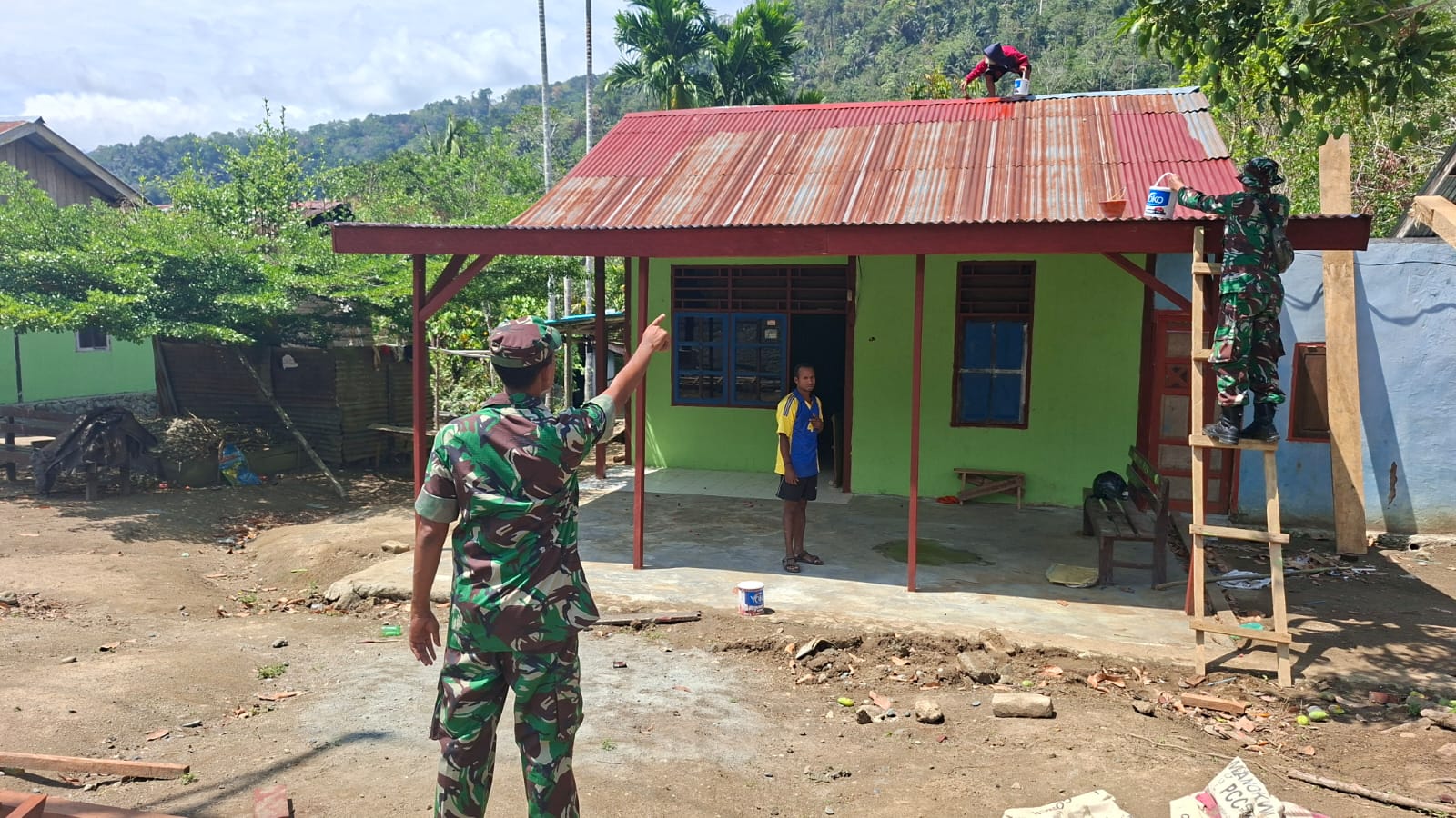 Tahap Finishing, Satgas TMMD Ke-130 Laksanakan Pengecatan Atap Rumah Warga Kampung Yamboi