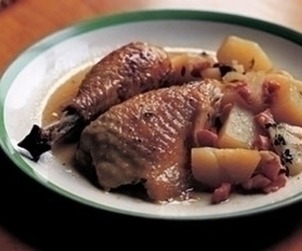 Pot-roast chicken with potatoes, bacon, garlic and thyme 