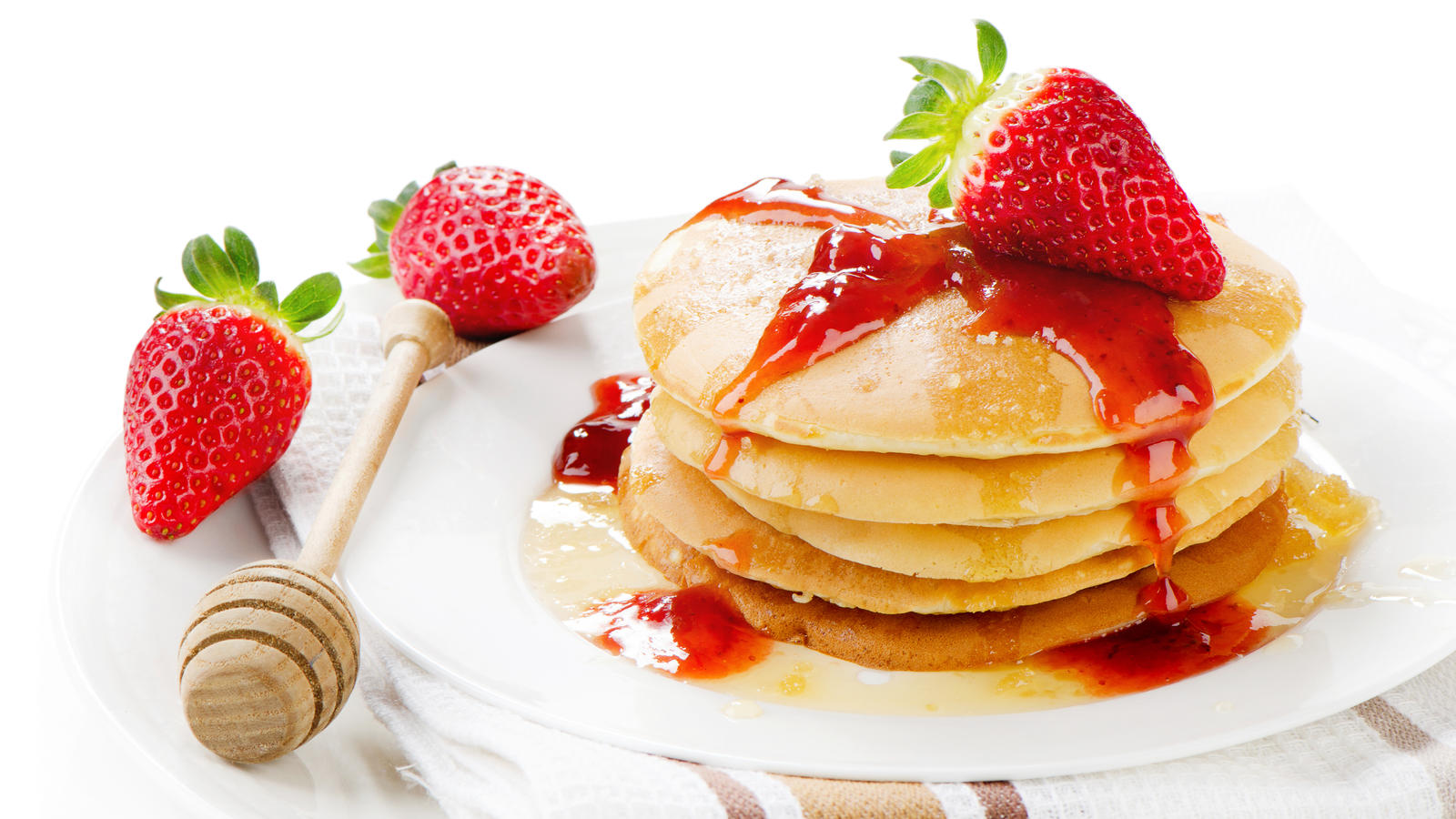 Ricotta hotcakes with fresh strawberries and honeycomb 