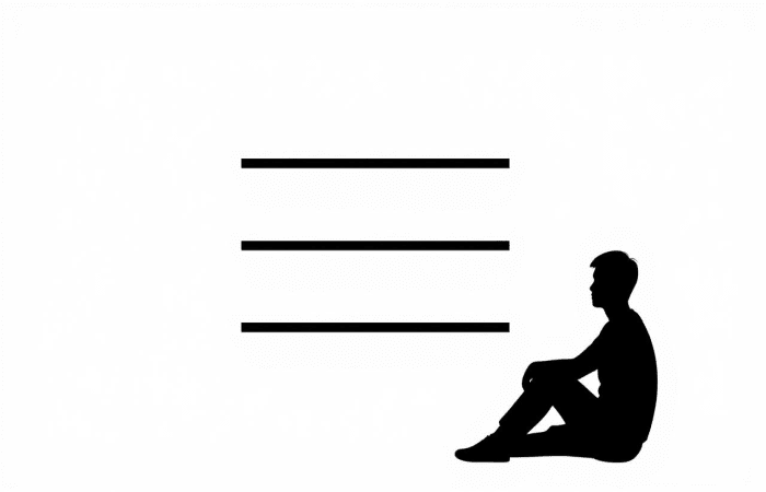 Silueta de persona sentada con tres líneas horizontales apiladas representando capas de identidad digital incluyendo fecha de nacimiento en brokers