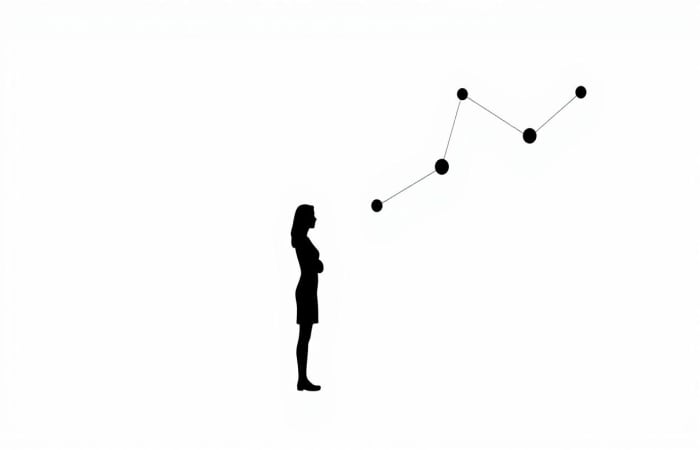 Mujer verificando transparencia de servicios de borrado de datos antes de contratar