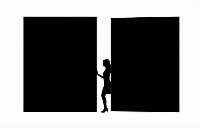 Mujer mirando a través de grieta entre dos rectángulos. Doxxing político