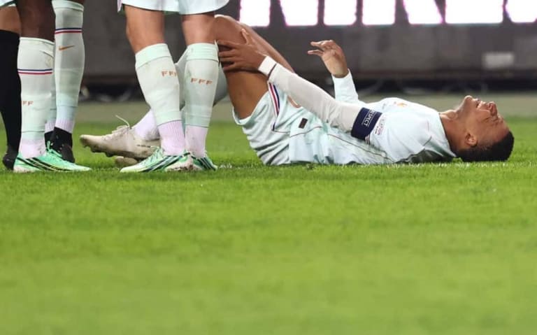 Mbappé sofre lesão no joelho pela França e gera alerta no Real Madrid
