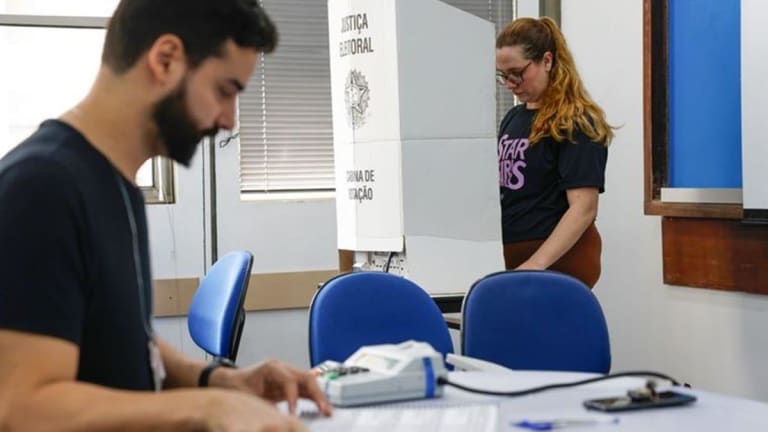 TRE-DF inicia preparação de mídias para urnas eletrônicas do segundo turno neste sábado