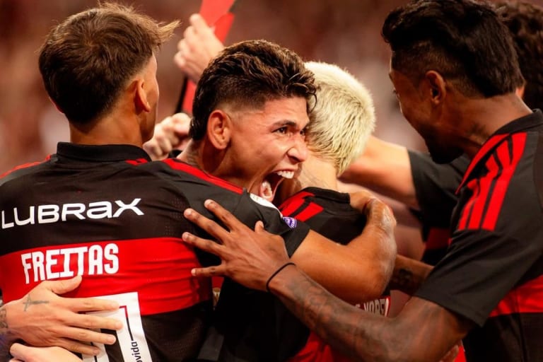 Flamengo vence Fluminense com gol de Carrascal e mantém liderança do Brasileirão