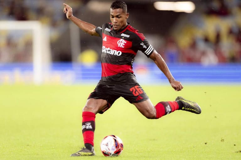 Flamengo prorroga contrato de Alex Sandro até o final de 2027