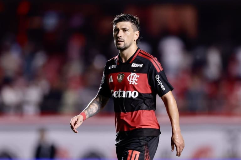 Flamengo é eliminado da Libertadores apesar de gol de Arrascaeta nos pênaltis