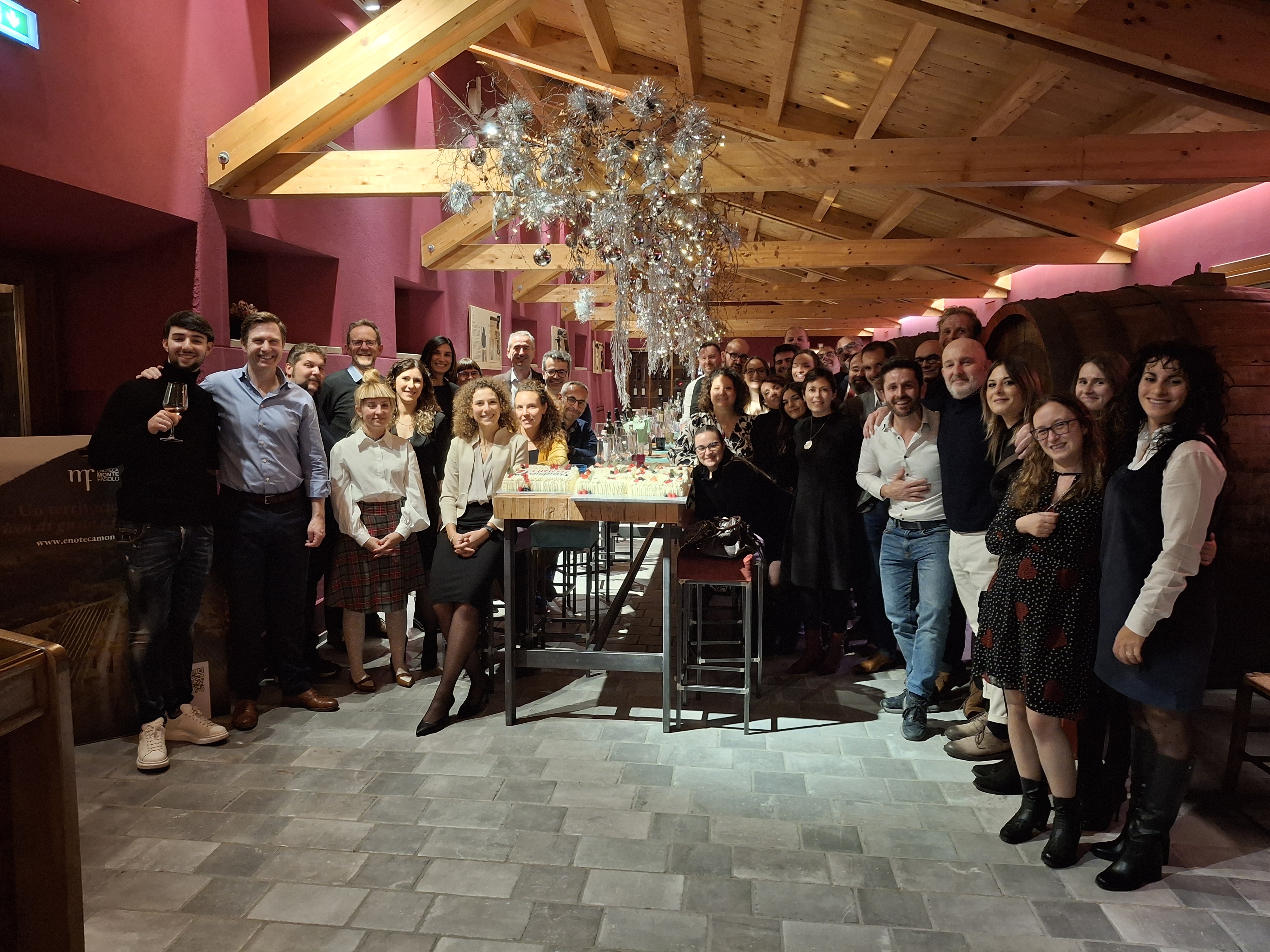 Ultima Displays Italy colleagues celebrating the 25-year anniversary