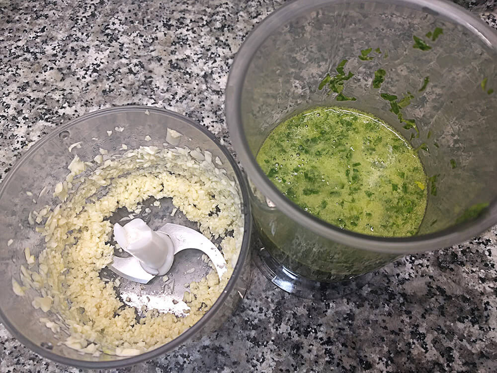 Aceite y perejil triturado