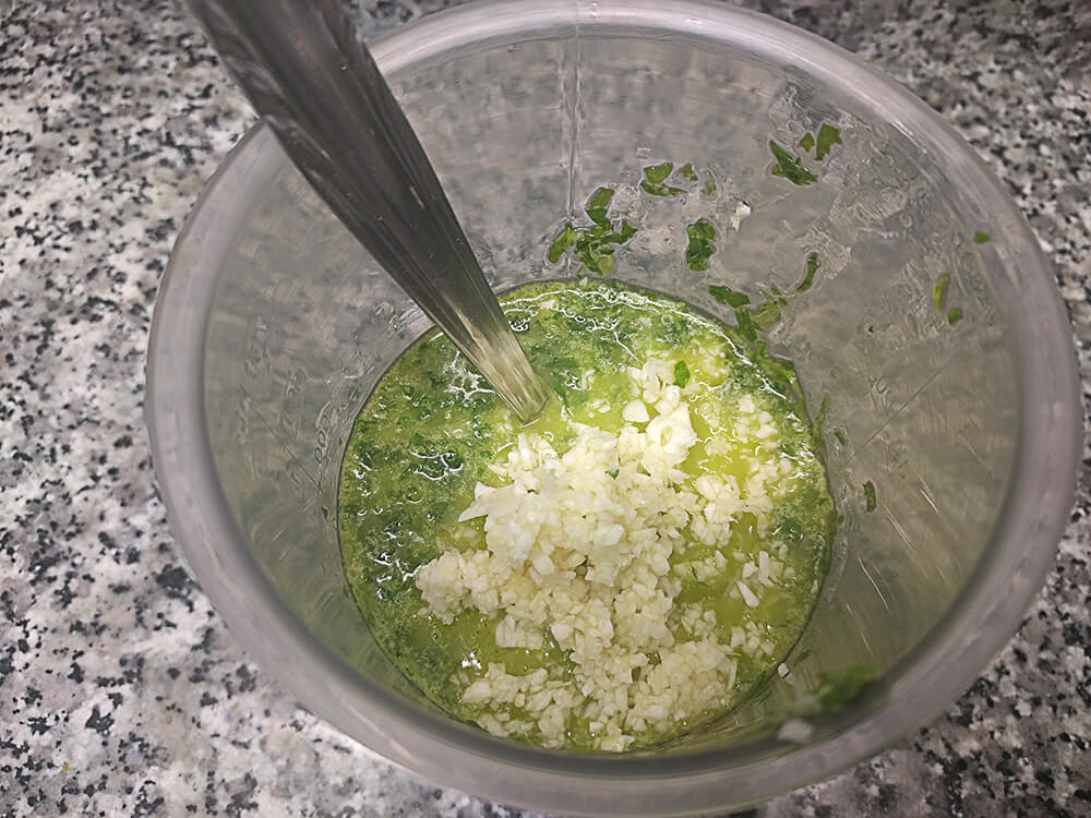 Aceite y perejil con ajo picado