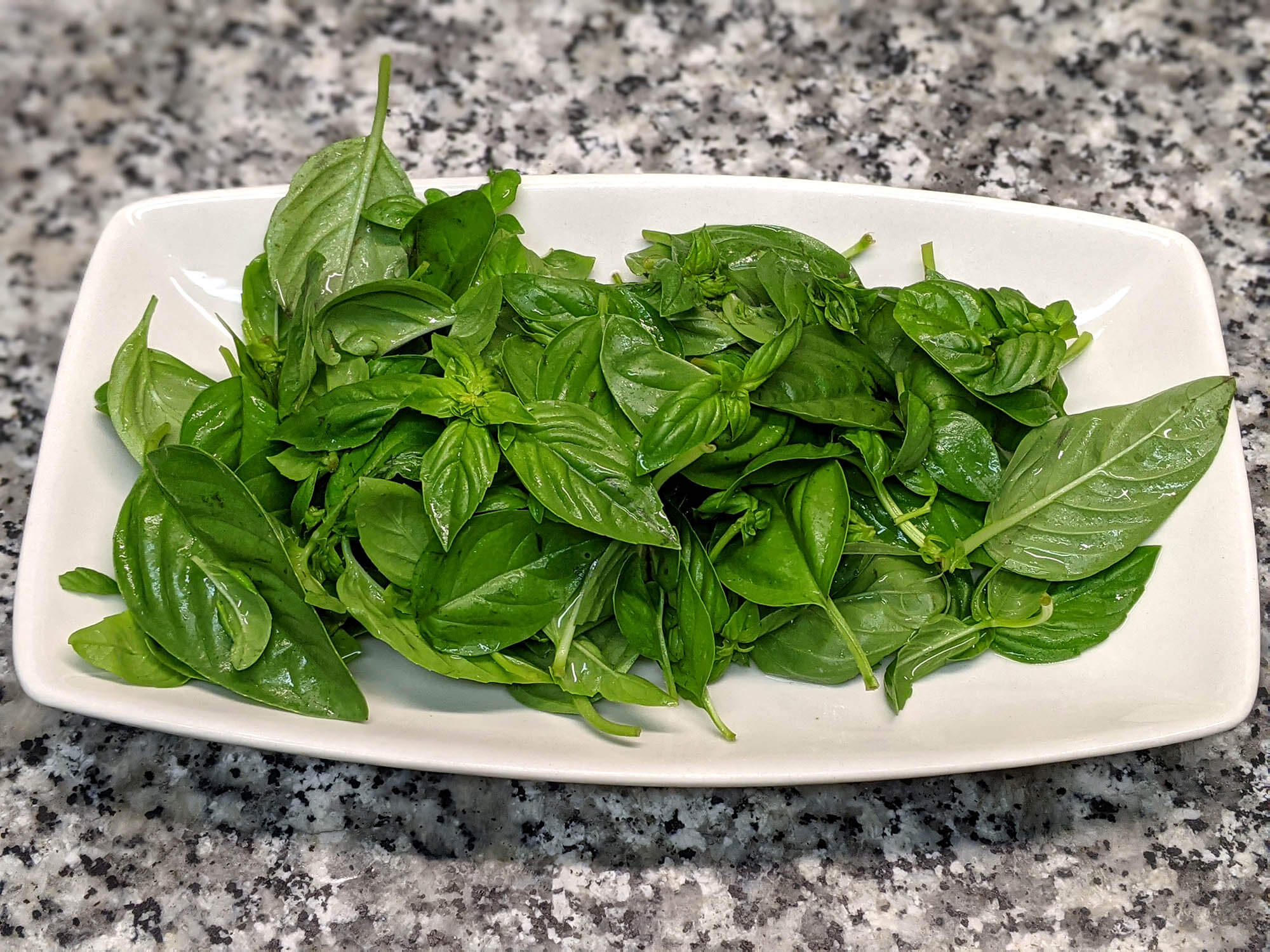 Hojas de albahaca.