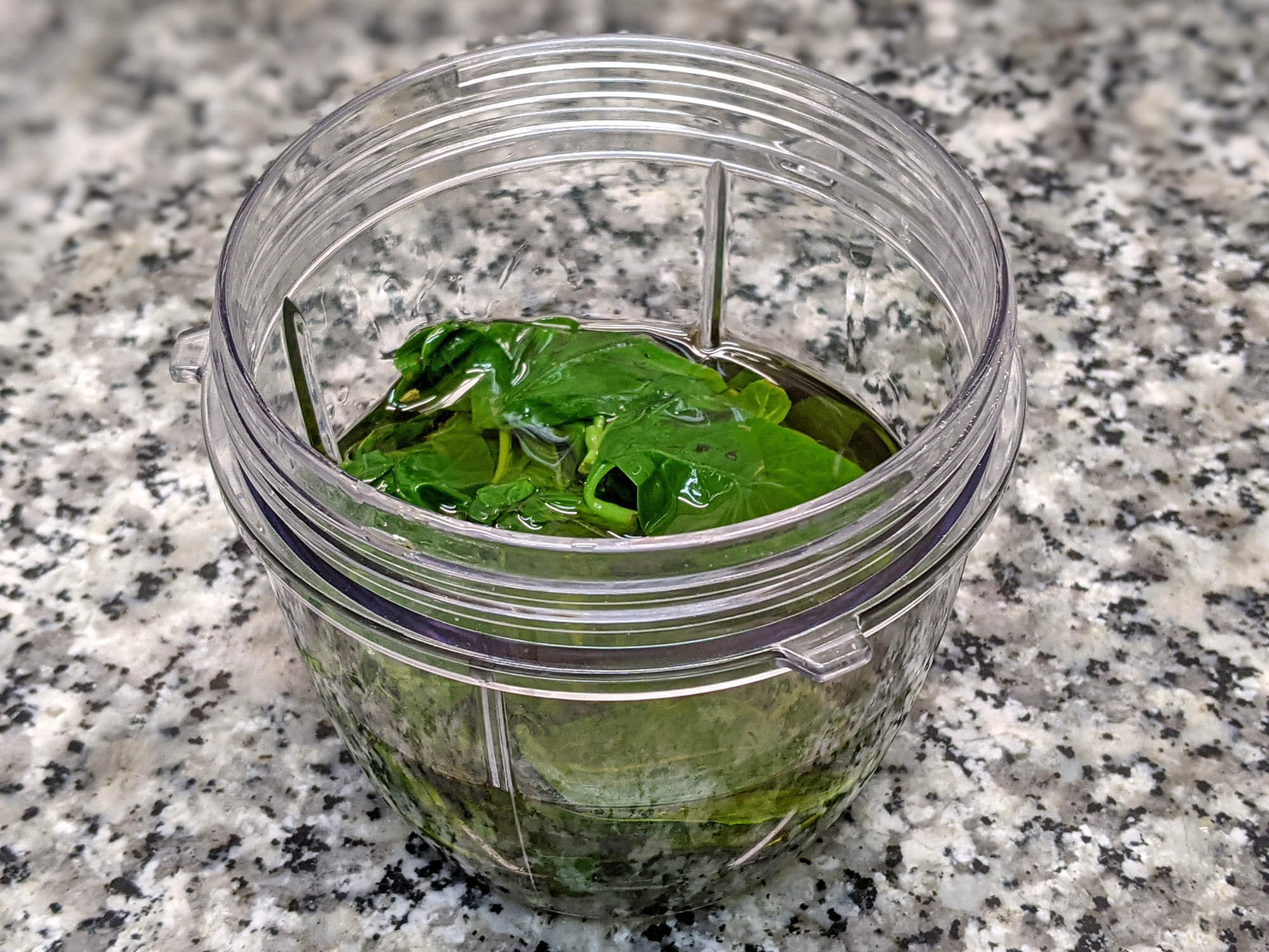 Aceite OVE y albahaca.