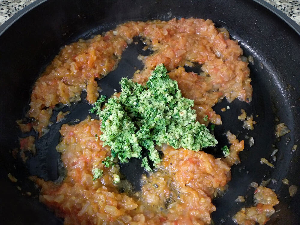 Sofrito de cebolla, tomate y picada.
