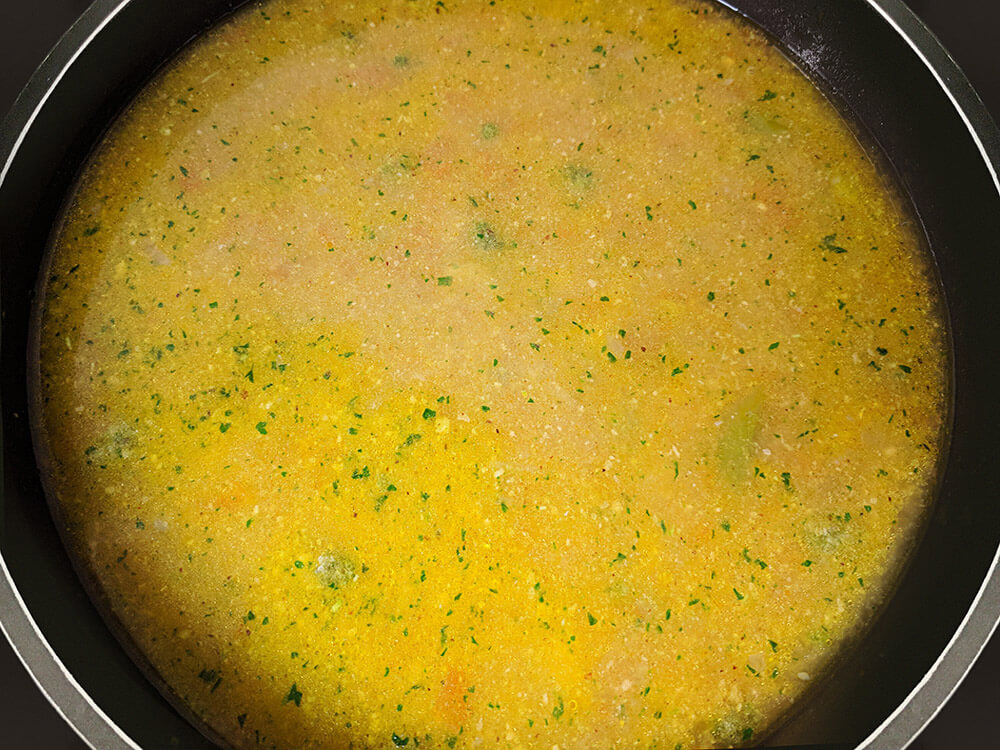 Sofrito y caldo de pescado.