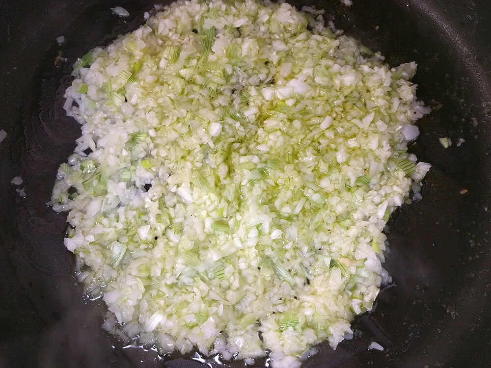 Cebolla picada pochƔndose