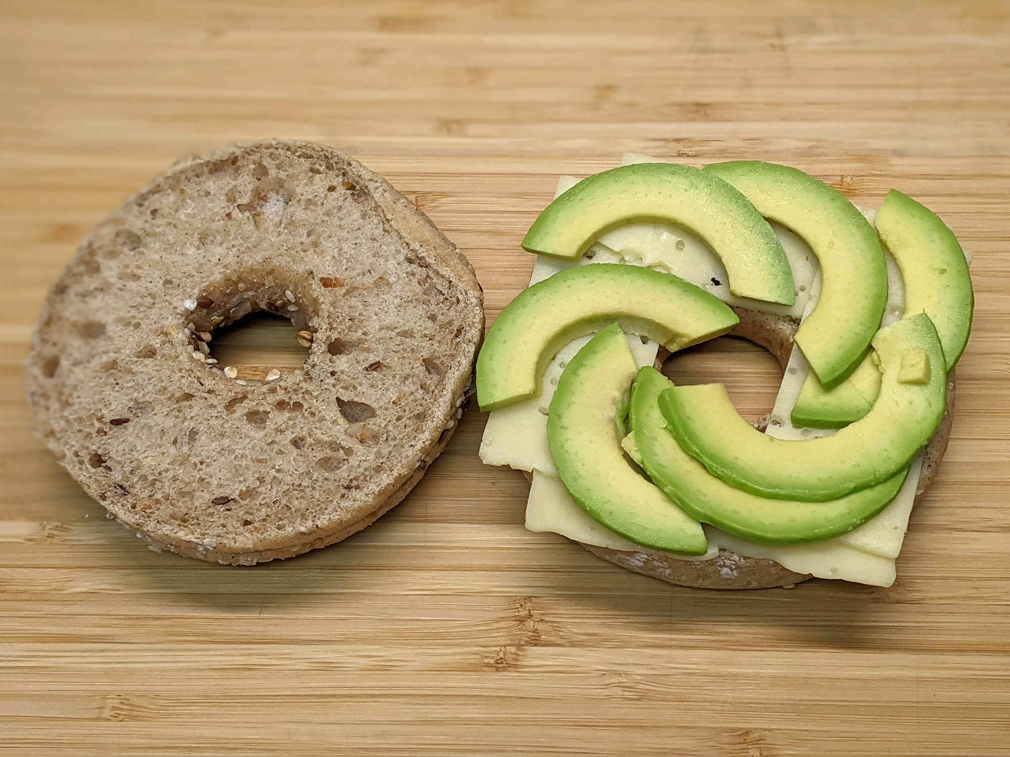 Bagel, Maasdamer y aguacate.