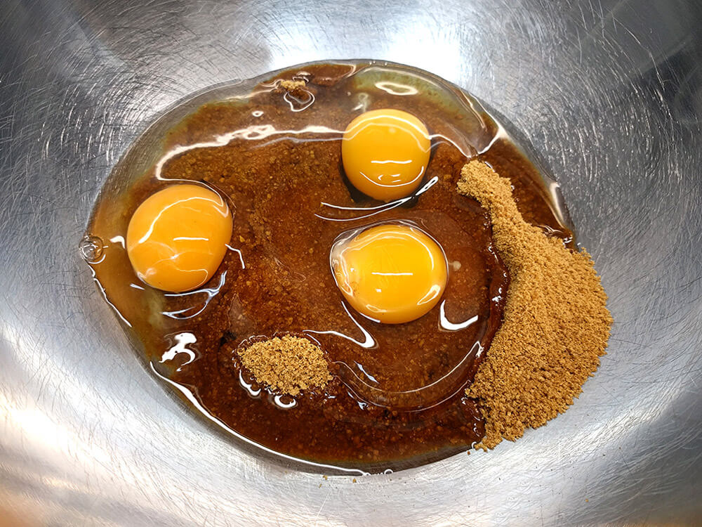 Cuenco con azĂșcar panela y huevos.