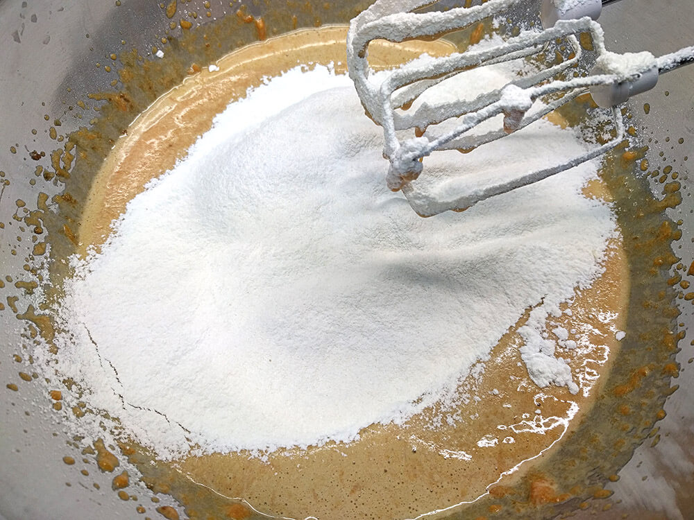 Huevos batidos con azĂșcar, purĂ© de boniato, levadura y harina.