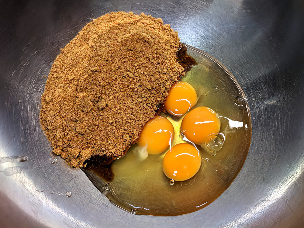 Huevos y azĂșcar panela.
