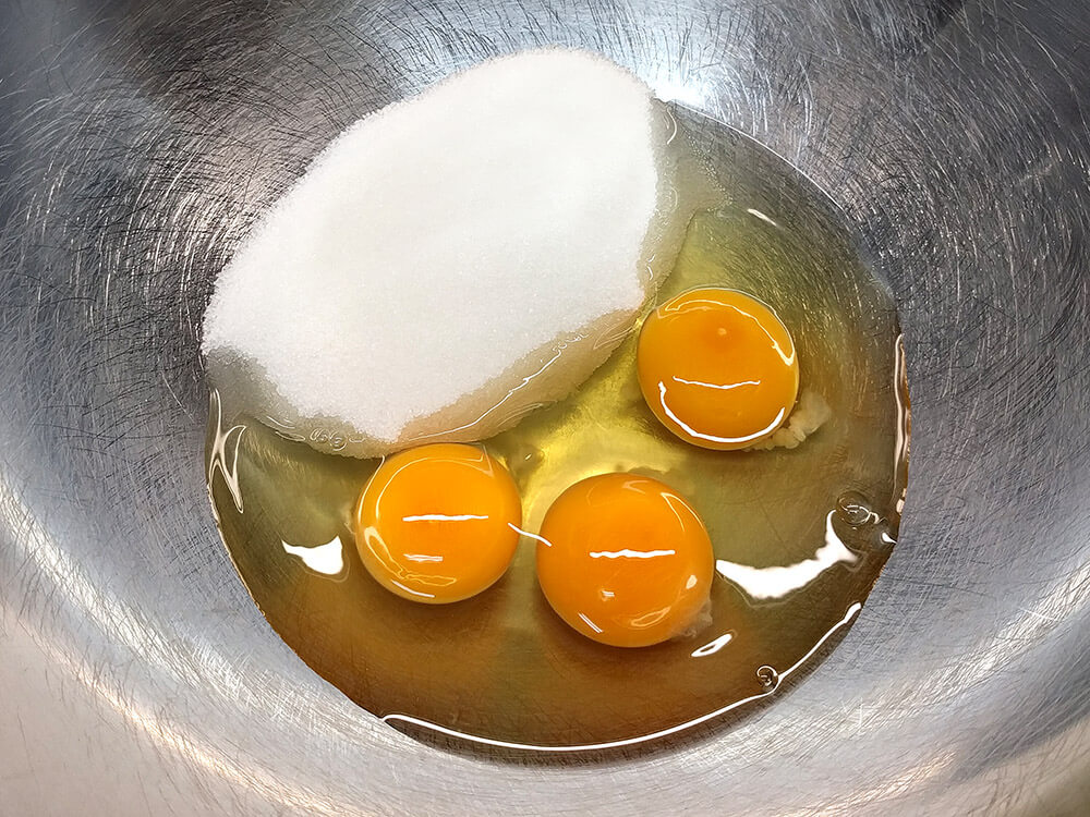 Huevos y azúcar.