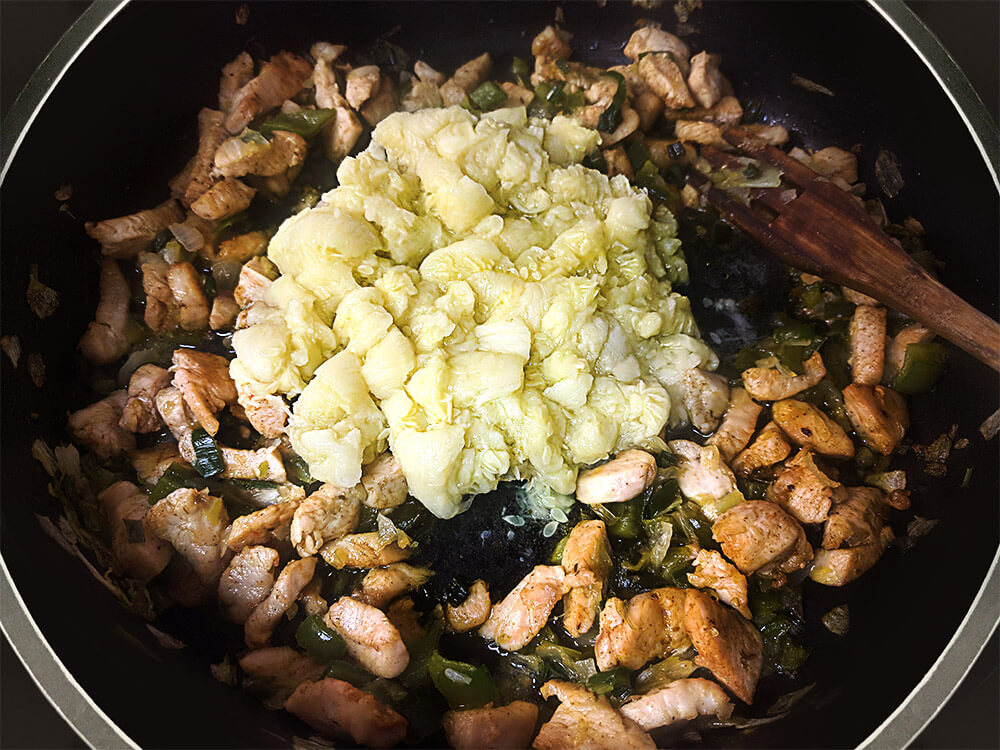 Pollo Piri Piri con cebolla y pimiento rehogados y pulpa de calabacín.