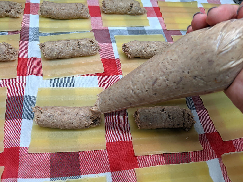 Placas de canelones con relleno.