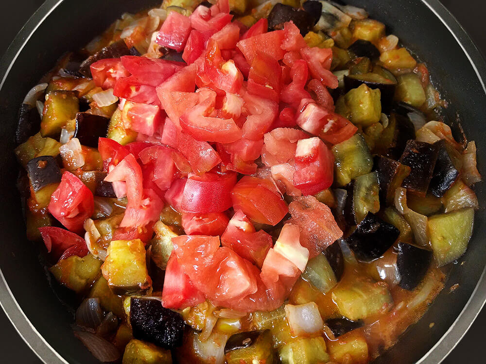 Berenjena y cebolla rehogadas con tomate natural