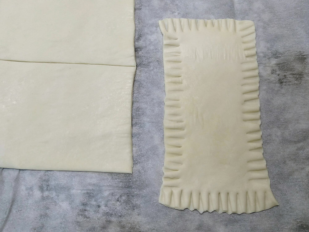 Masa de hojaldre fresca con bordes hechos.