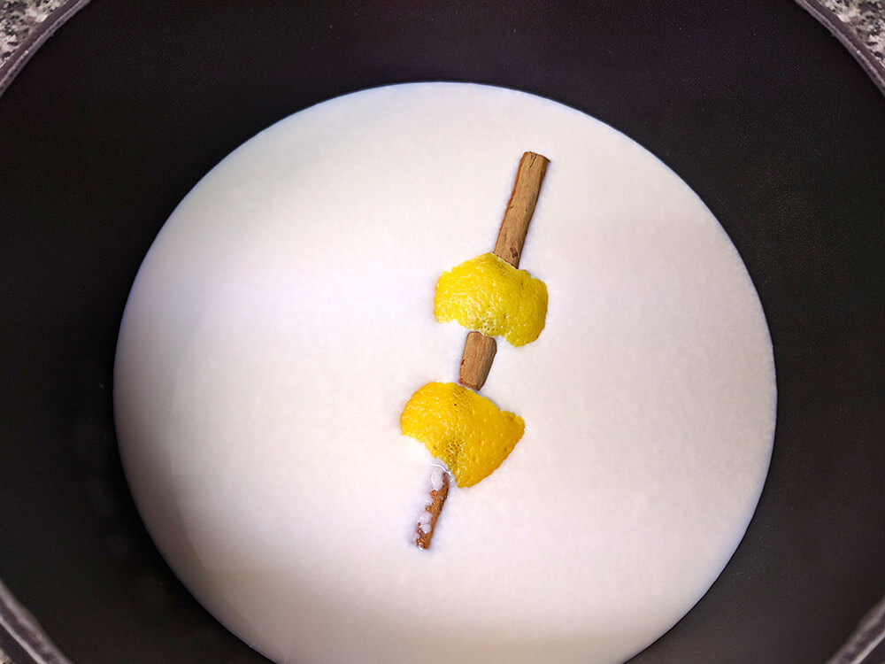 Leche, crema de leche, corteza de limĂłn y canela.