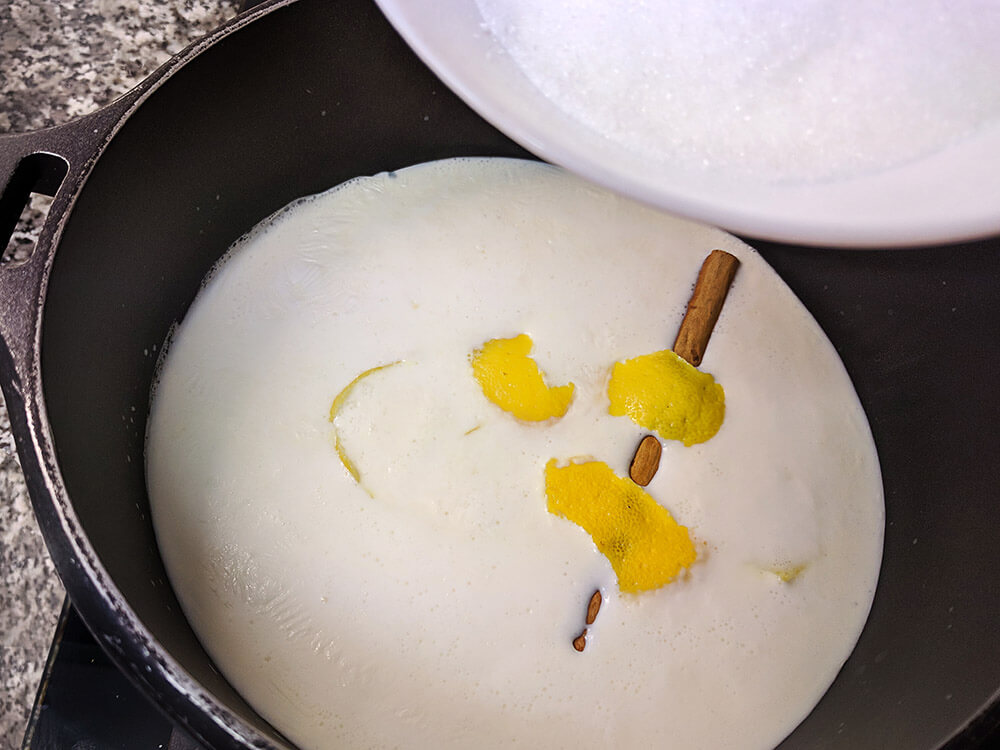 Leche, crema de leche, corteza de limĂłn, canela y azĂșcar.