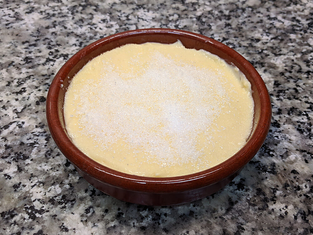 Crema catalana con azĂșcar.