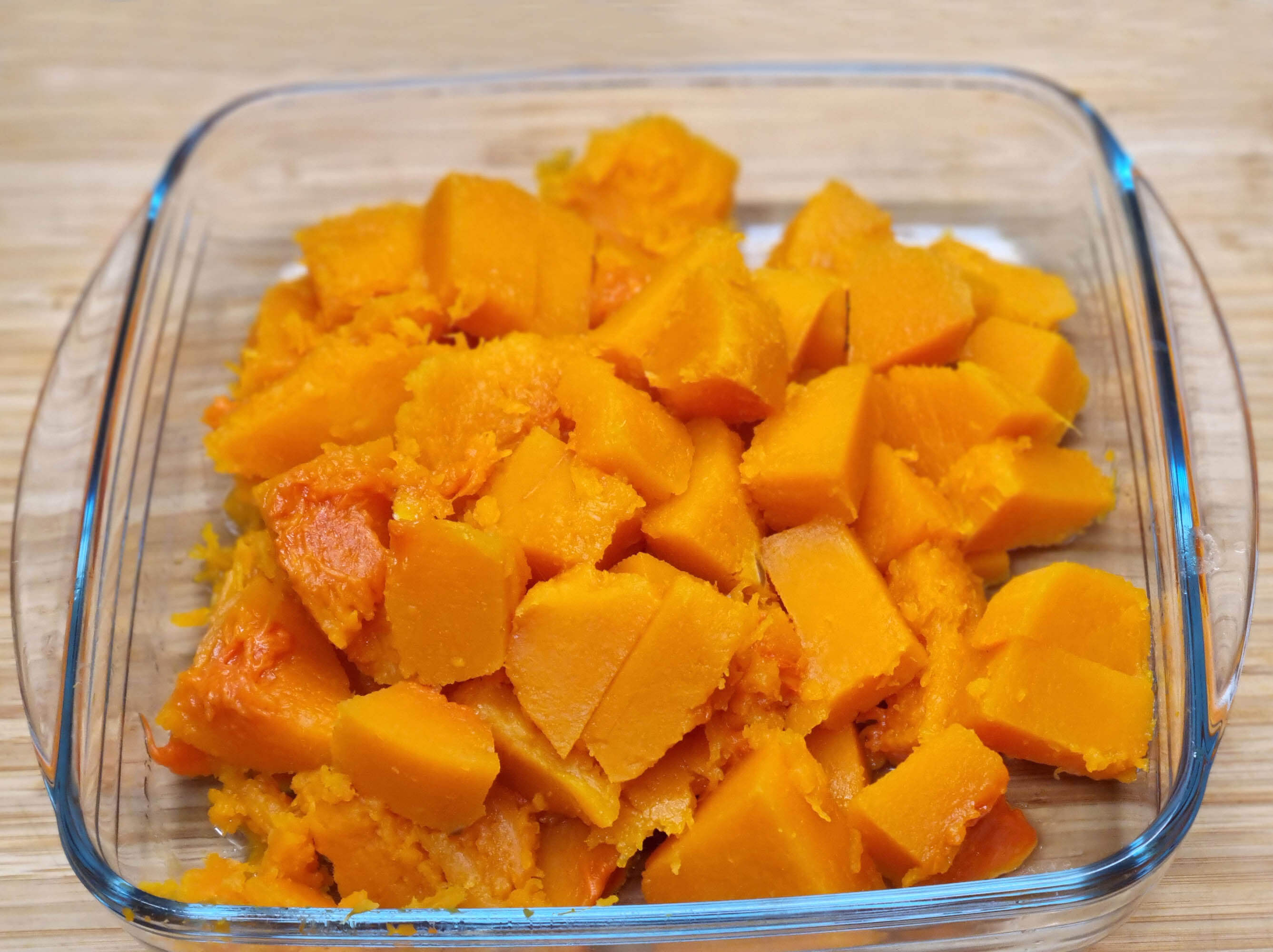 Dados de calabaza horneada.