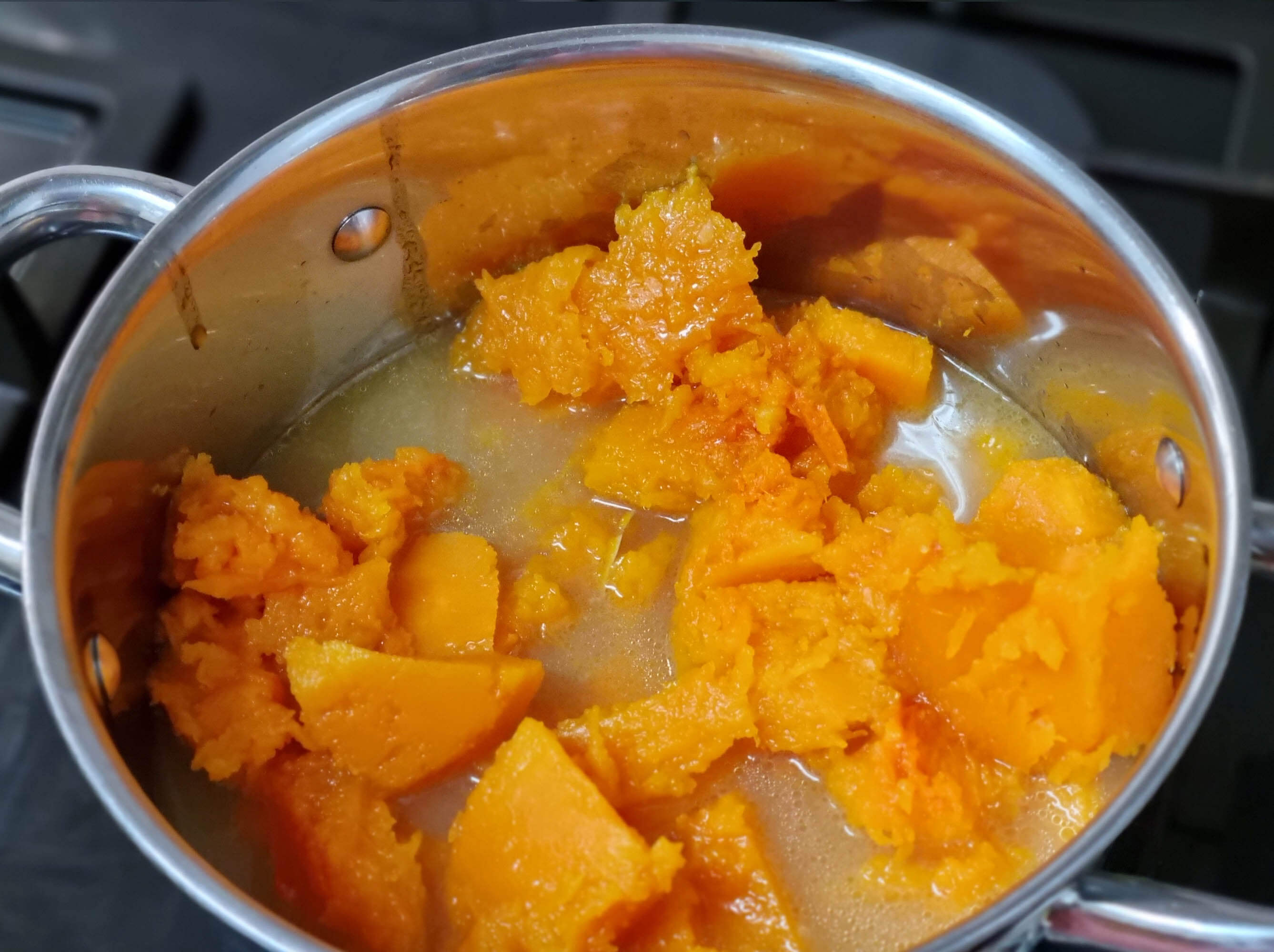 Pera, calabaza y caldo de verduras.