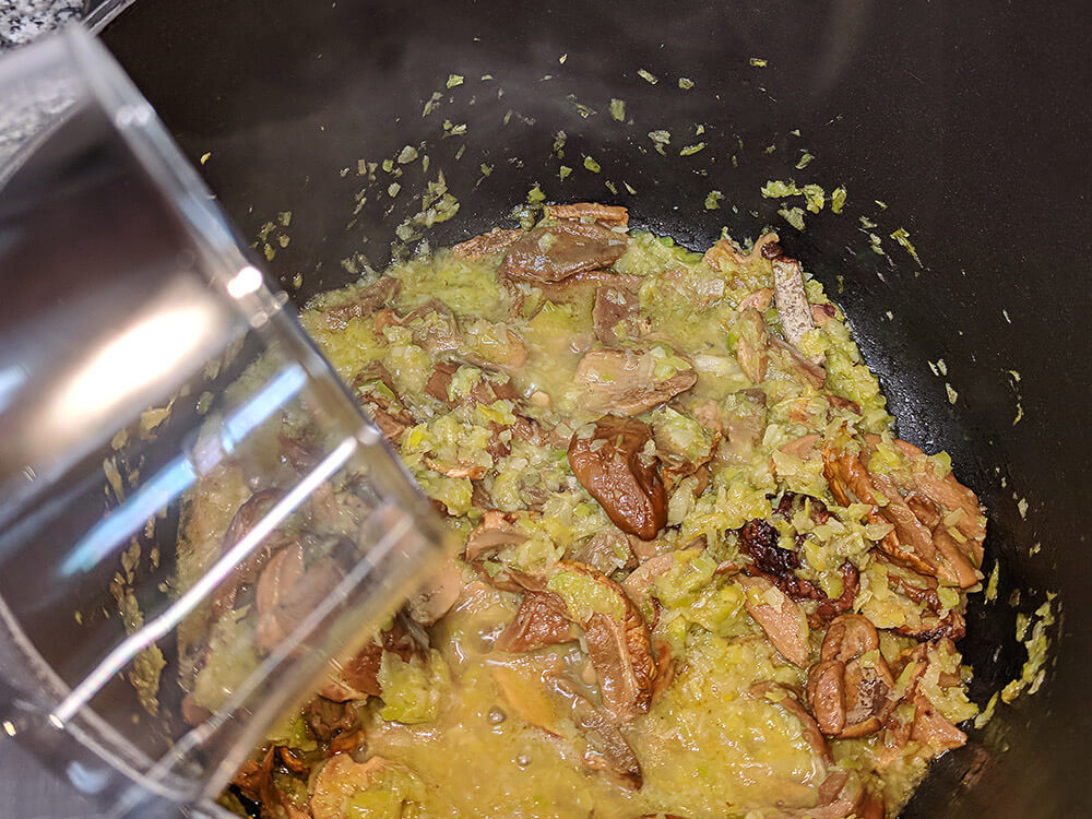 Puerro picado y ceps.