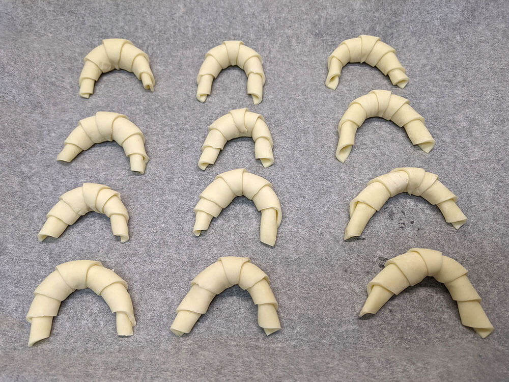 Croissants en bandeja de horno.