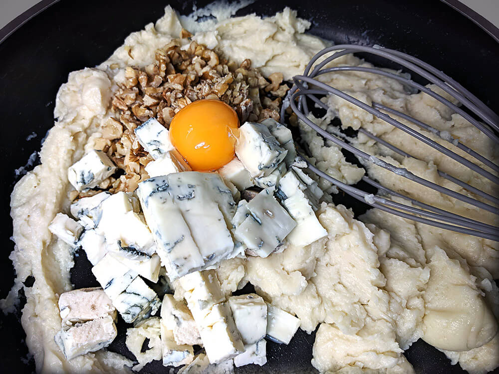 Bechamel con gorgonzola, nueces picadas y yema de huevo.