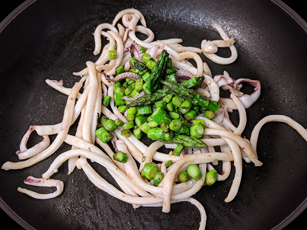 Espárragos y calamares salteados.