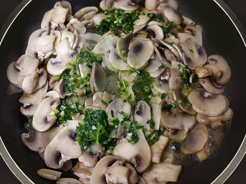 Champiñones laminados con ajo y perejil