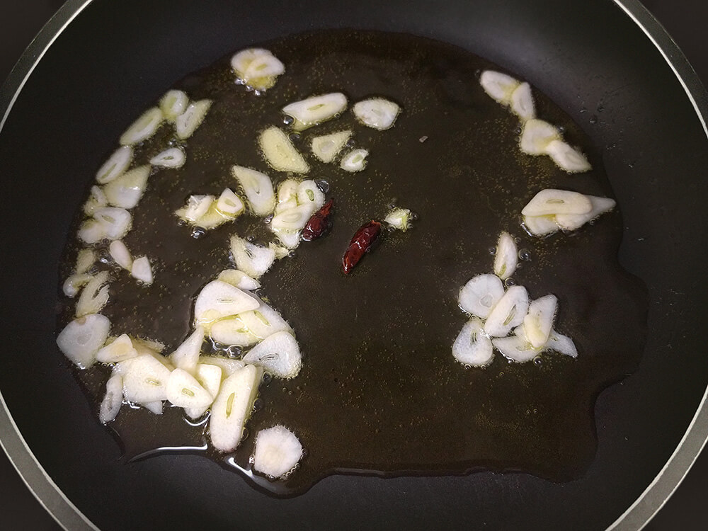 Aceite de oliva con ajos y guindillas